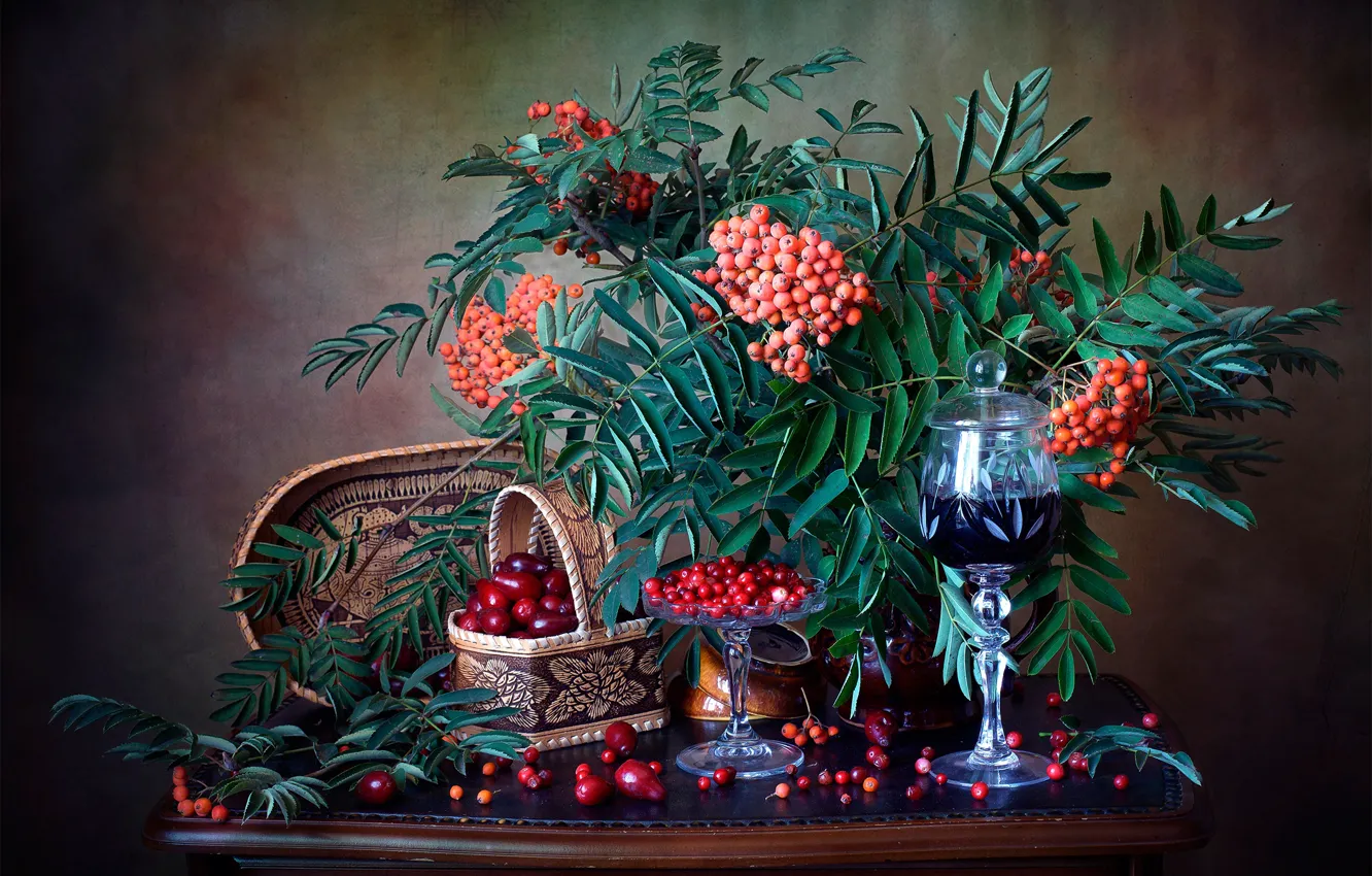 Фото обои ветки, ягоды, бокал, напиток, натюрморт, рябина, грозди, брусника