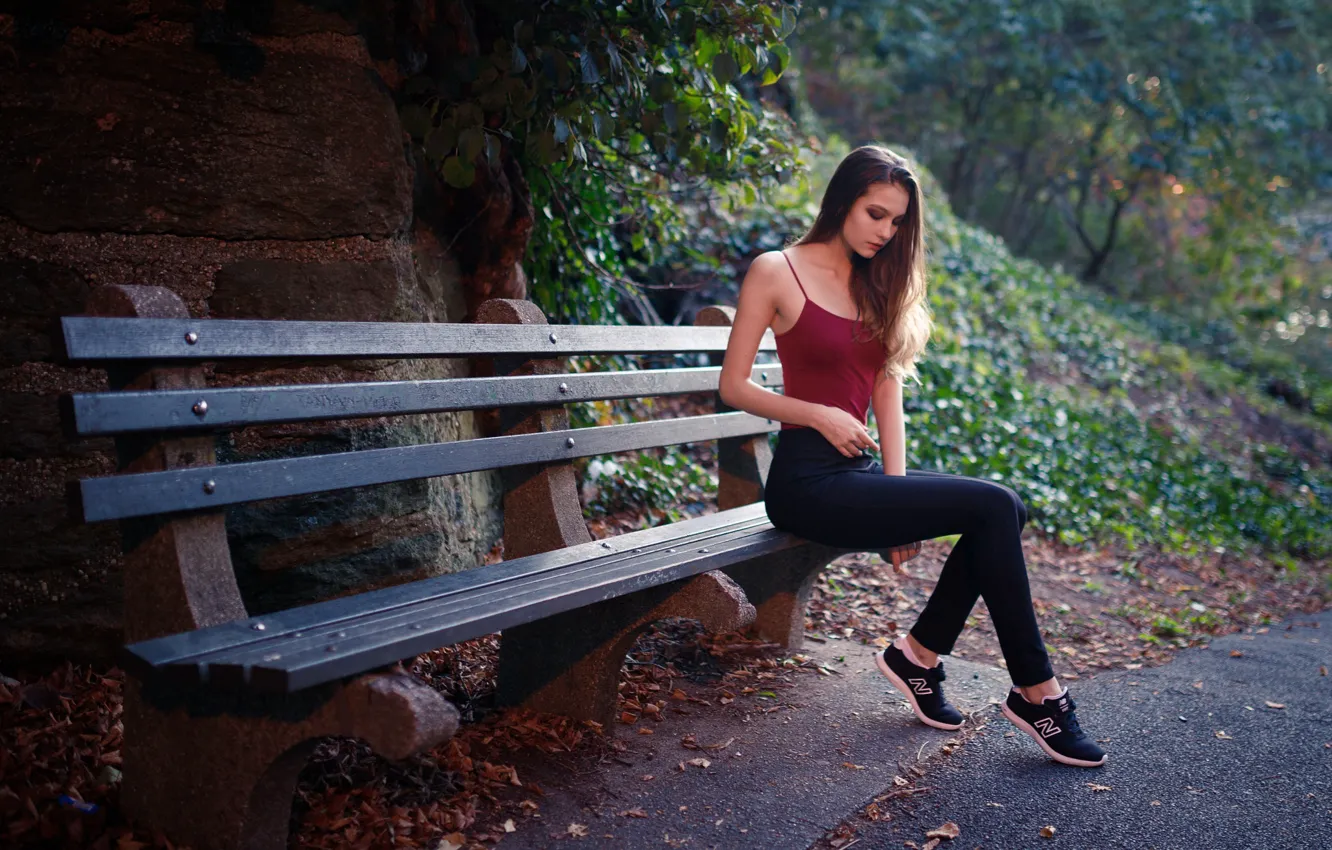 Фото обои girl, Model, long hair, park, brunette, bench, t-shirt, sitting