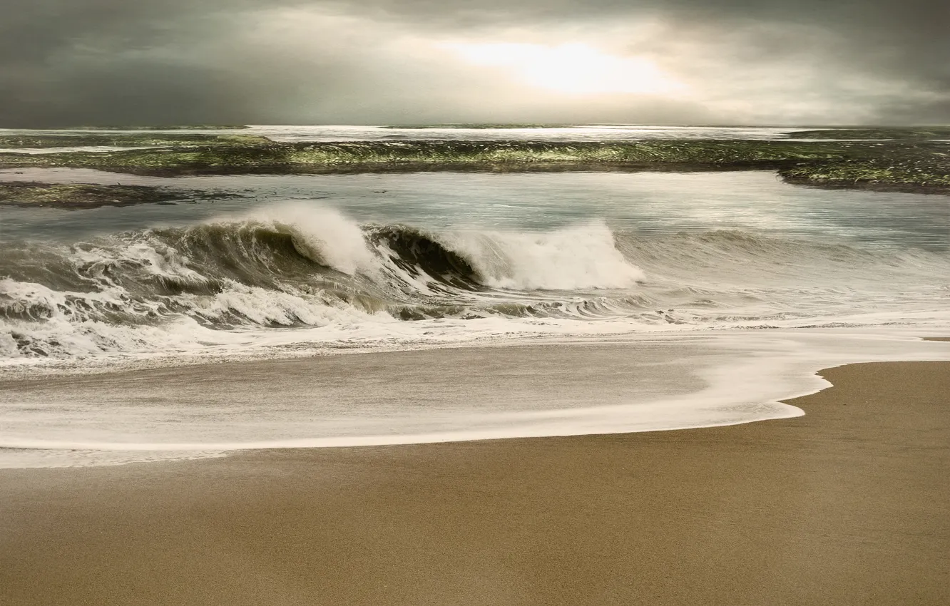 Фото обои песок, море, волны, пляж, тучи, непогода, просвет