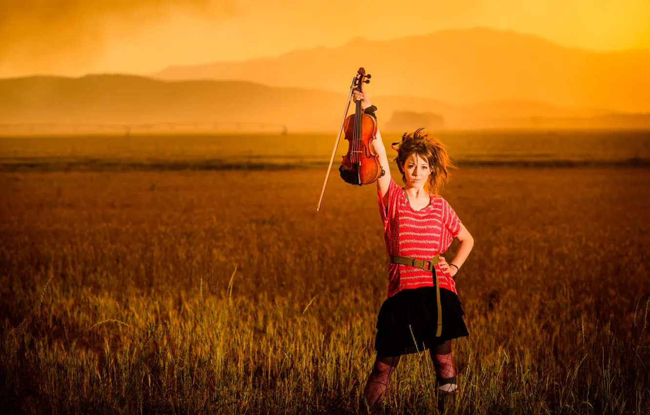 Фото обои поле, закат, горы, скрипка, красавица, violin, Линдси Стирлинг, Lindsey Stirling