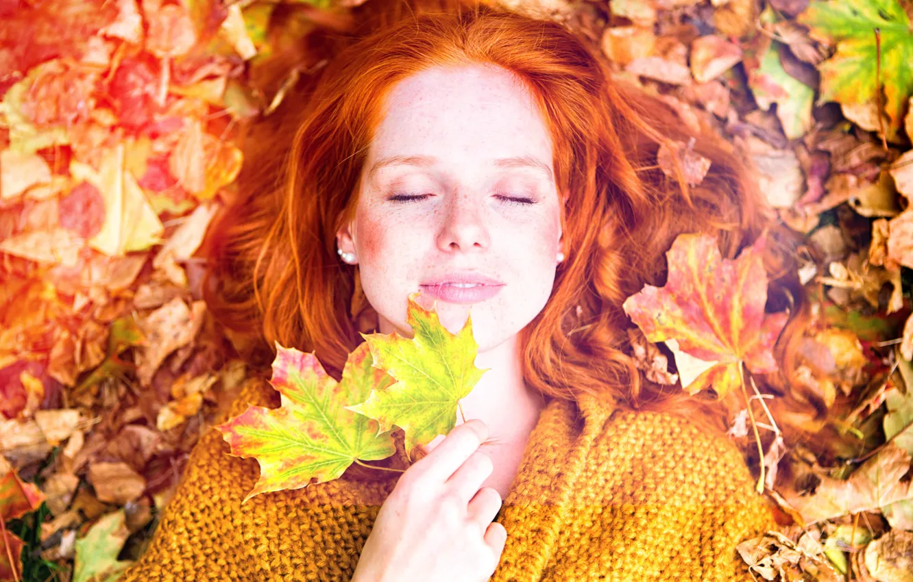 Фото обои фото, Девушка, Осень, Листья, Лицо, Руки, Рыжая
