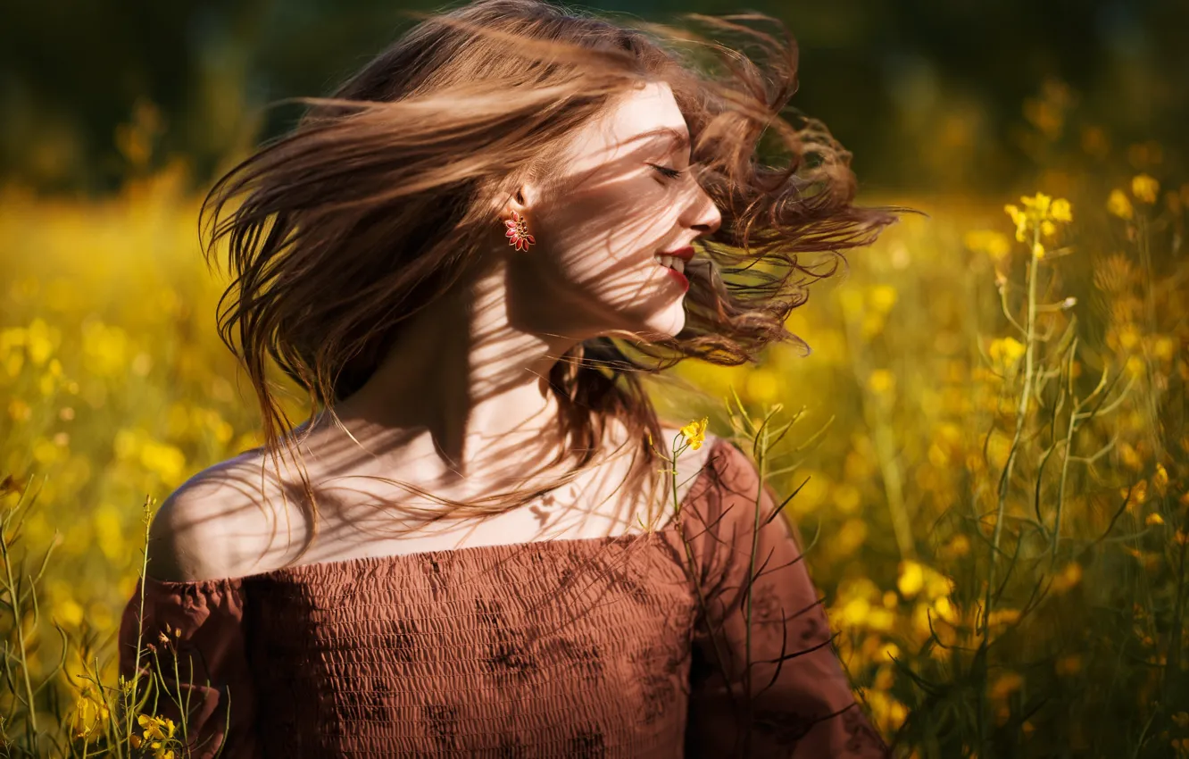 Фото обои поле, девушка, радость, цветы, волосы, весна, рапс