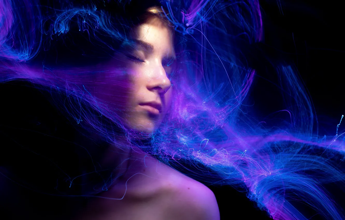 Фото обои фиолетовый, девушка, свет, линии, синий, абстракция, лицо, стиль
