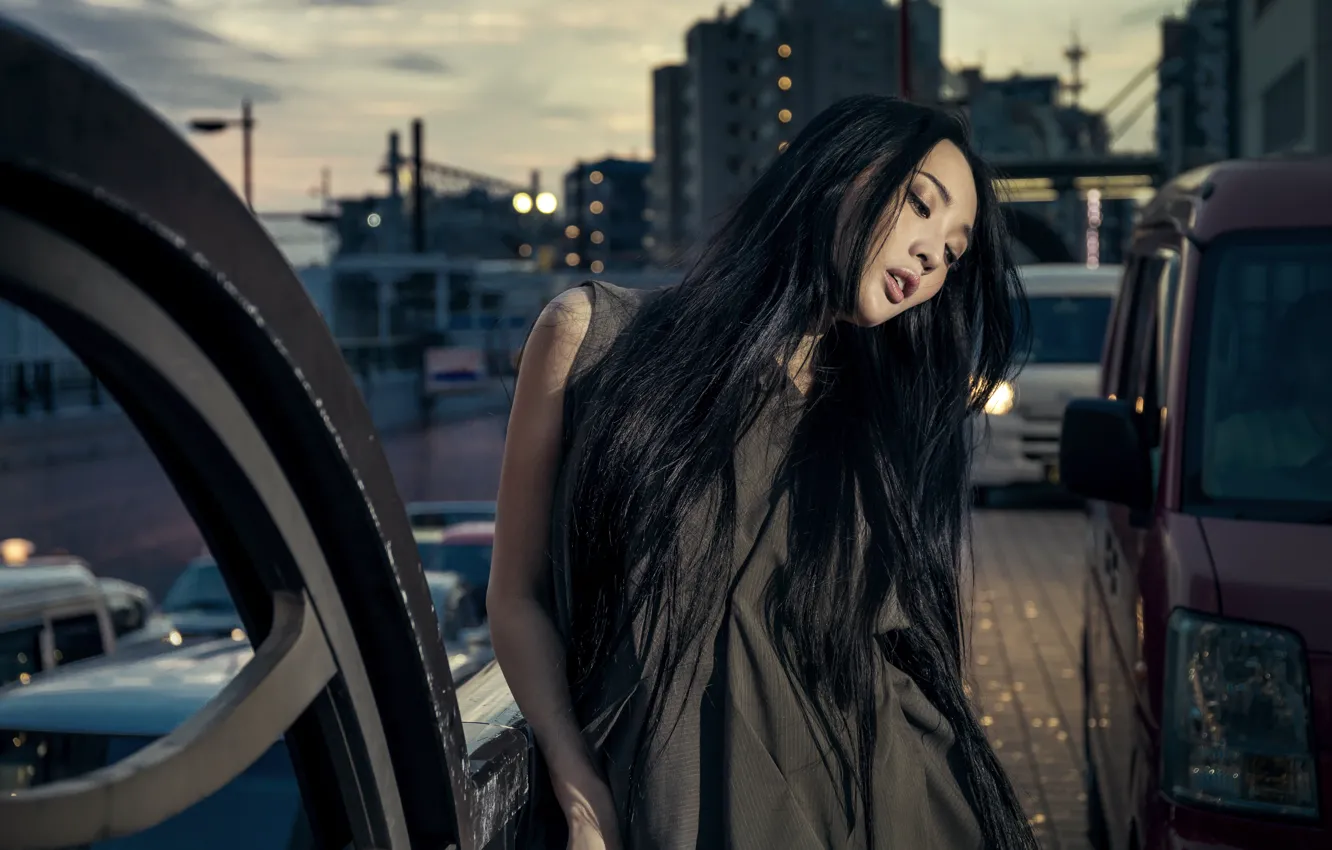 Фото обои девушка, машины, город, стиль, настроение, модель, азиатка, длинные волосы