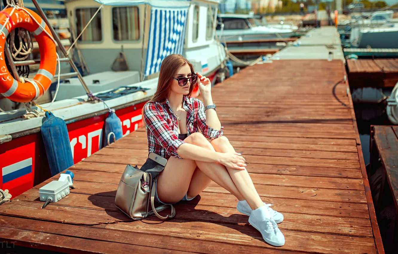 Фото обои girl, shorts, long hair, legs, brown hair, photo, photographer, model