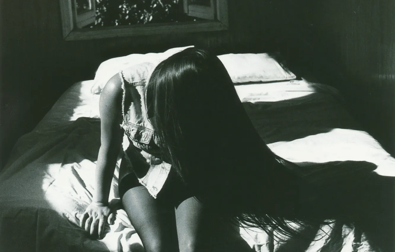 Фото обои девушка, волосы, черно-белое, сидит