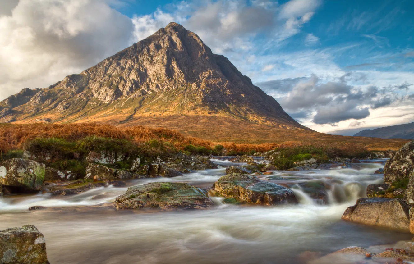 Фото обои небо, облака, горы, река, камни, скалы