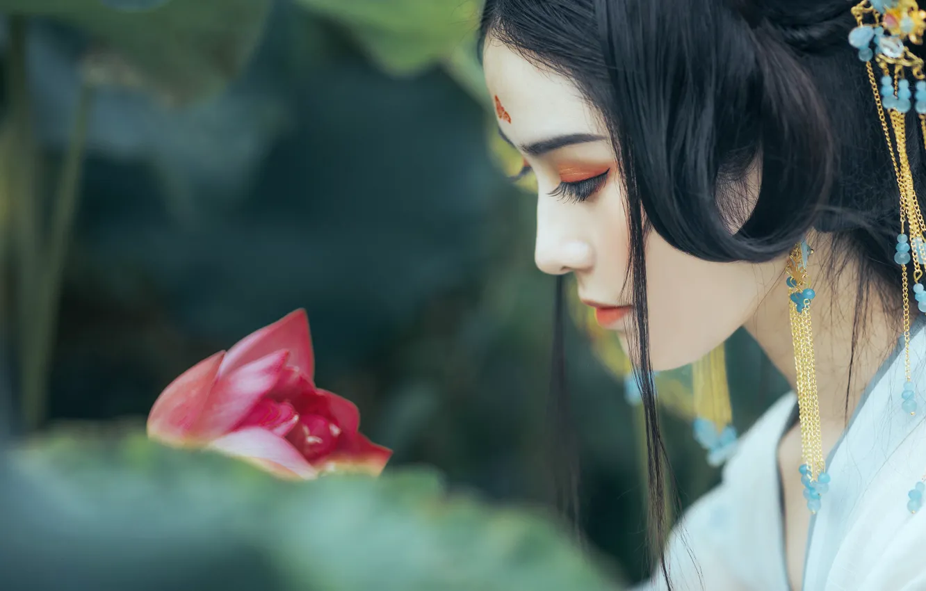 Фото обои цветок, листья, девушка, украшения, природа, лицо, поза, ресницы
