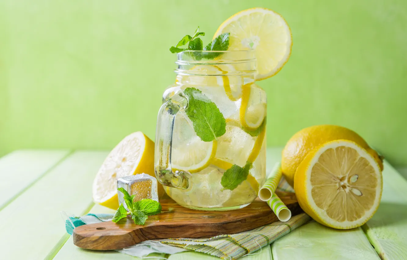 Фото обои лёд, кружка, напиток, мята, лимоны, трубочки, лимонад