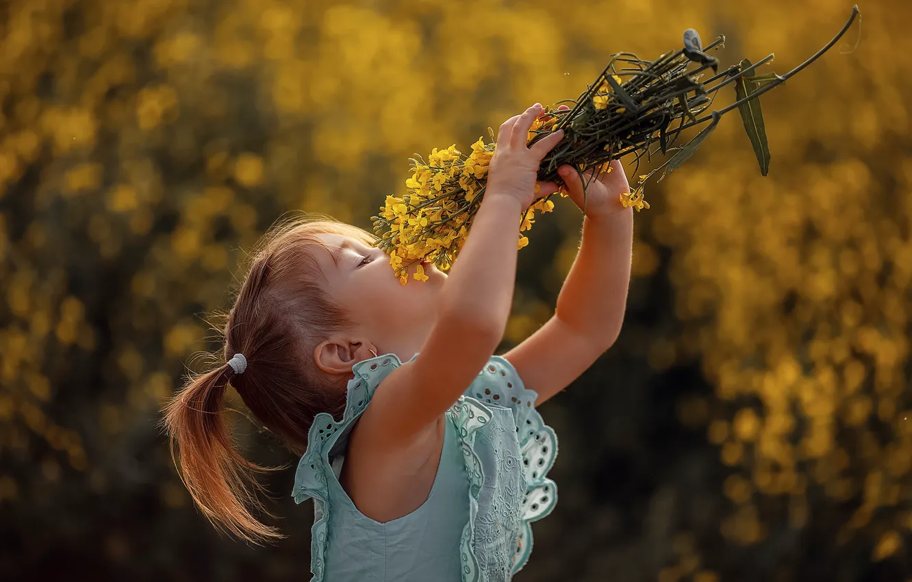 Фото обои лето, цветы, природа, платье, девочка, малышка, ребёнок, букетик