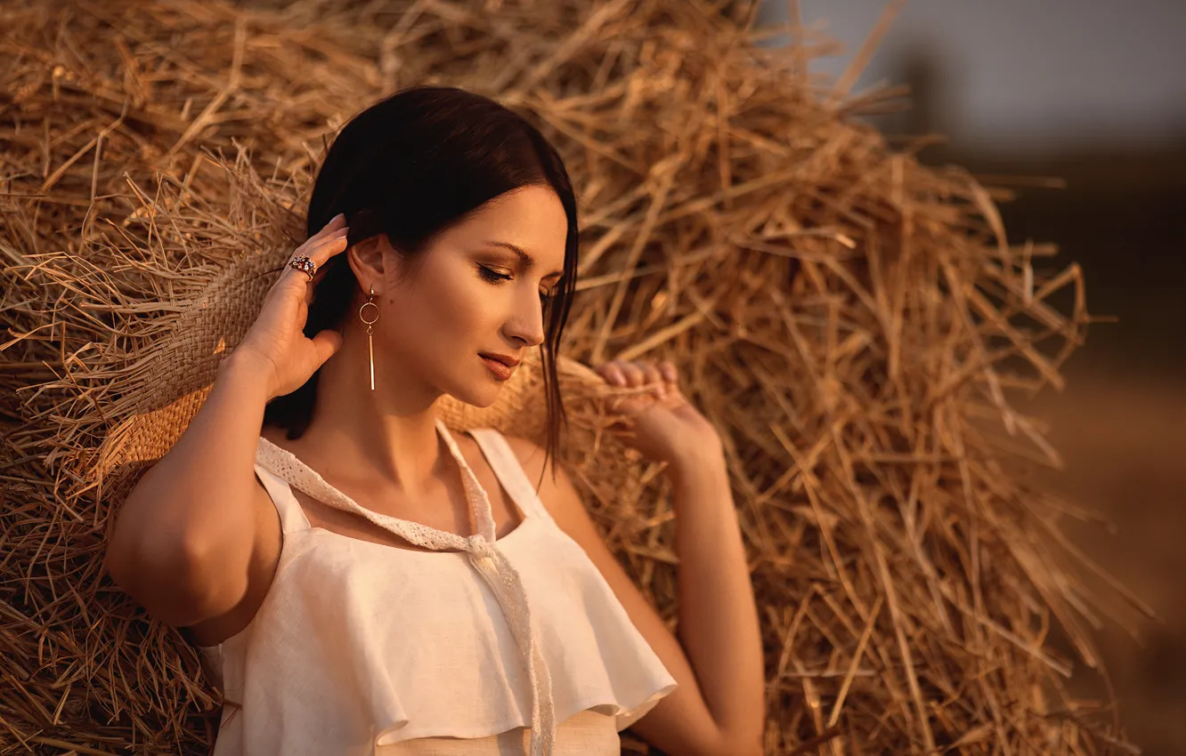 Brunette hay.