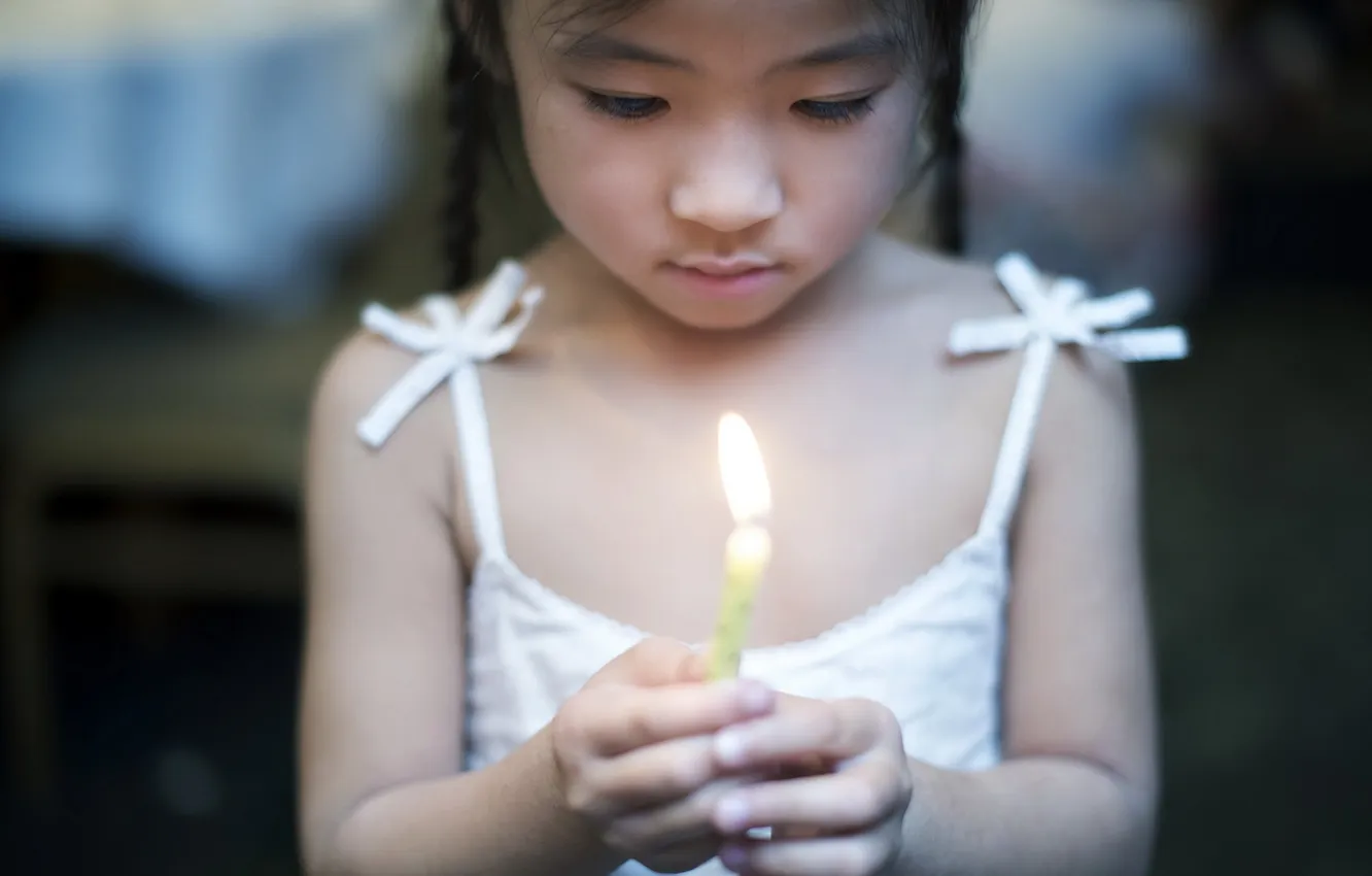 Фото обои свеча, руки, девочка