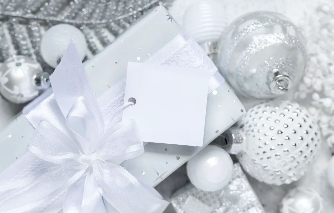 Фото обои шарики, украшения, праздник, коробка, подарок, серебро, Рождество, белый фон