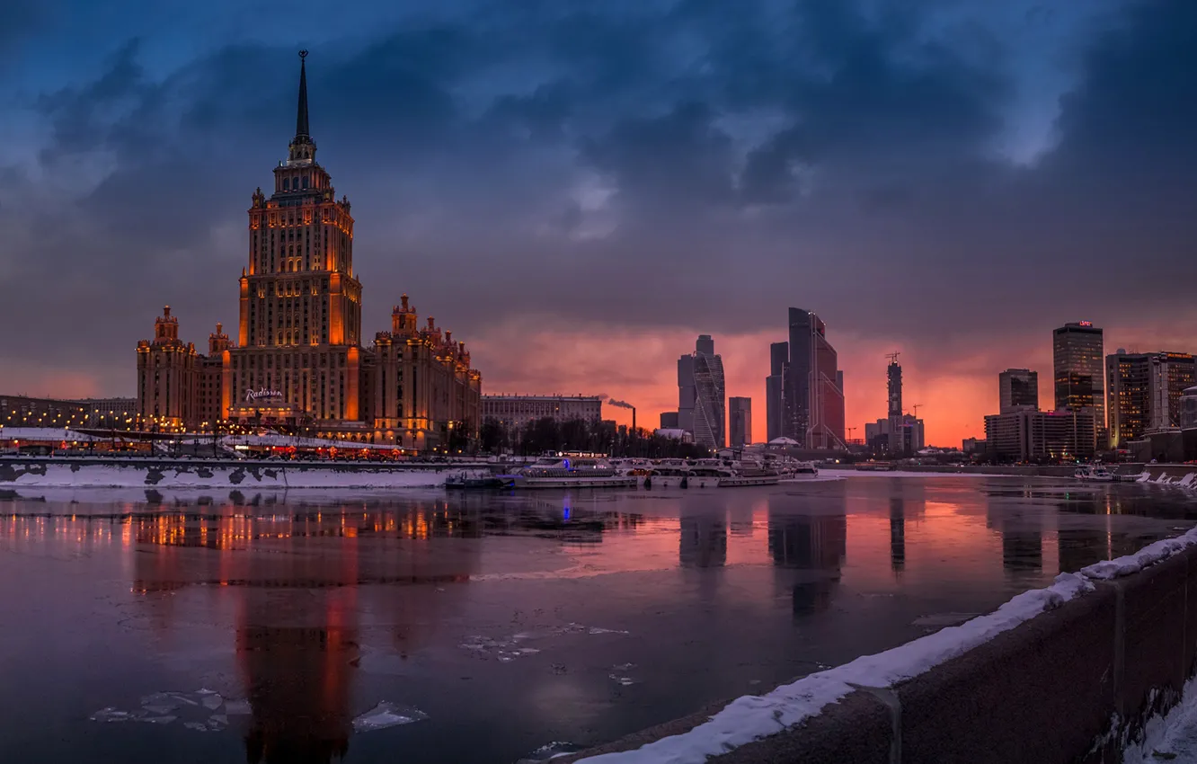 Фото обои зима, небо, облака, снег, закат, река, здания, дома