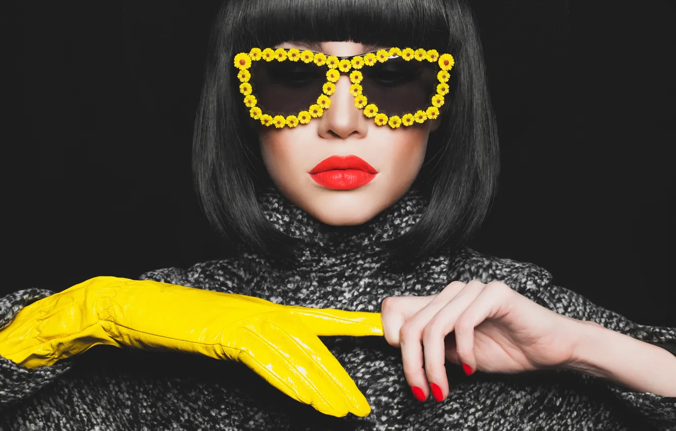 Фото обои fashion, model, brunette, yellow eyeglasses, Yellow glove