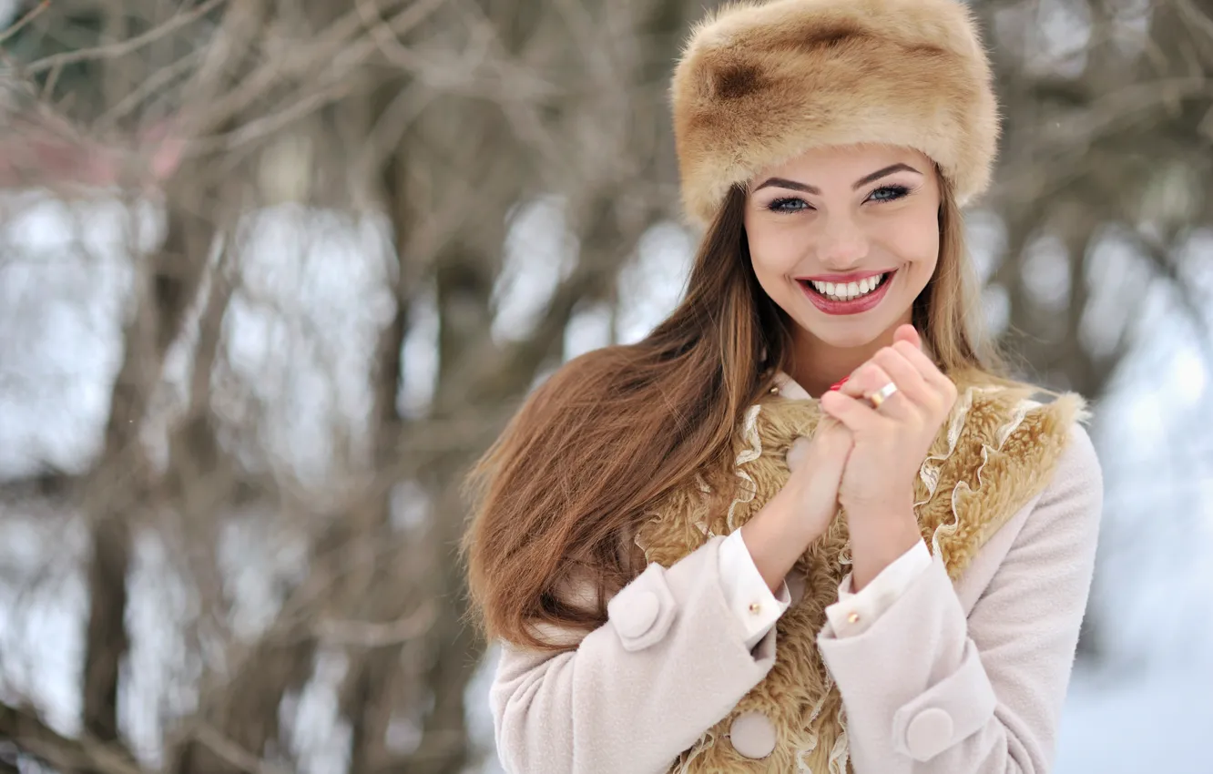 Фото обои зима, взгляд, девушка, снег, лицо, улыбка, настроение, шапка