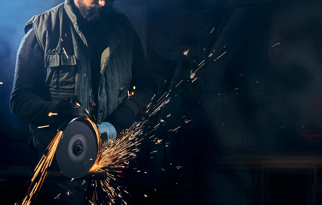 Фото обои sparks, worker, meat grinder