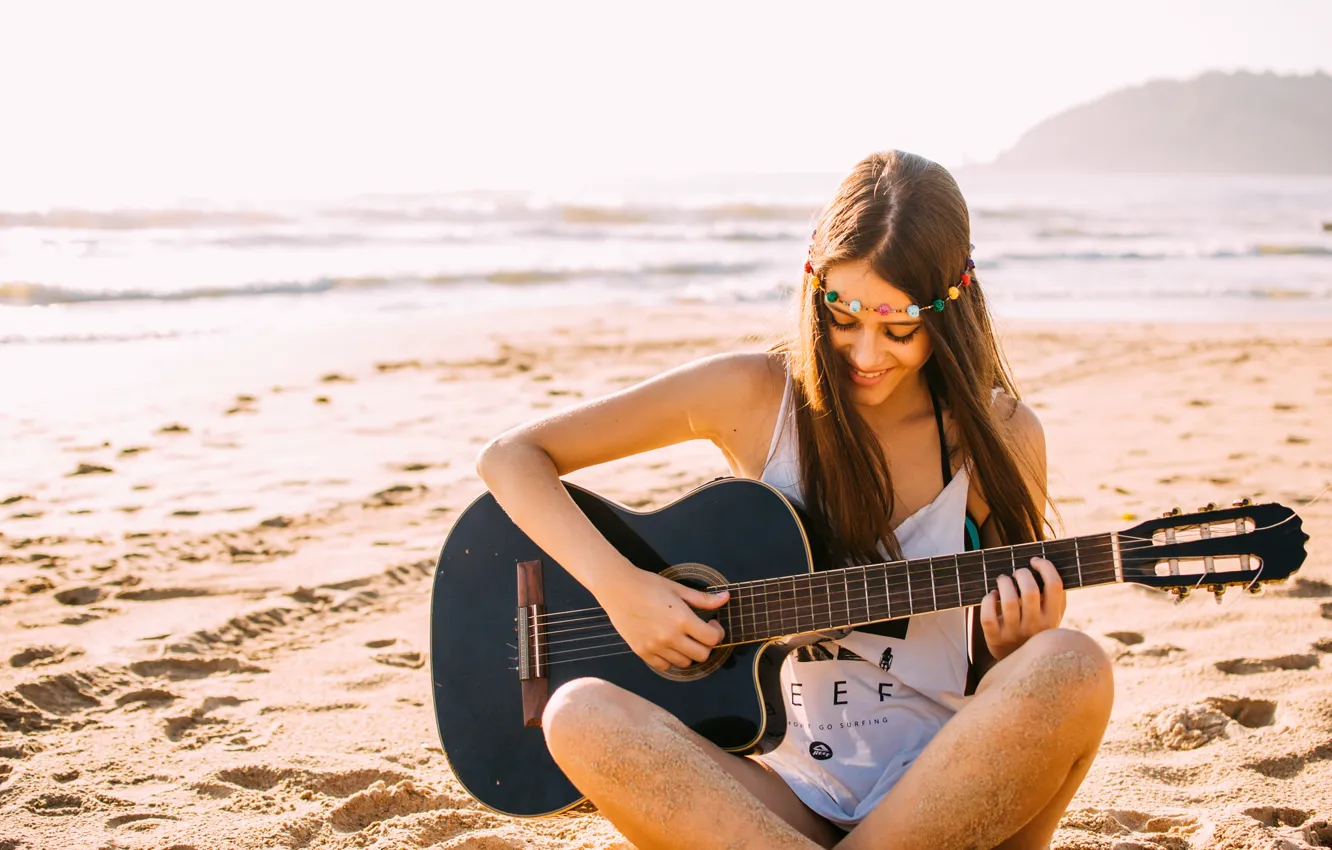 Фото обои пляж, девушка, улыбка, гитара
