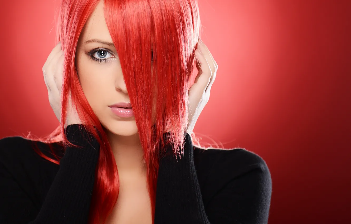 Фото обои взгляд, девушка, лицо, фон, руки, красные волосы