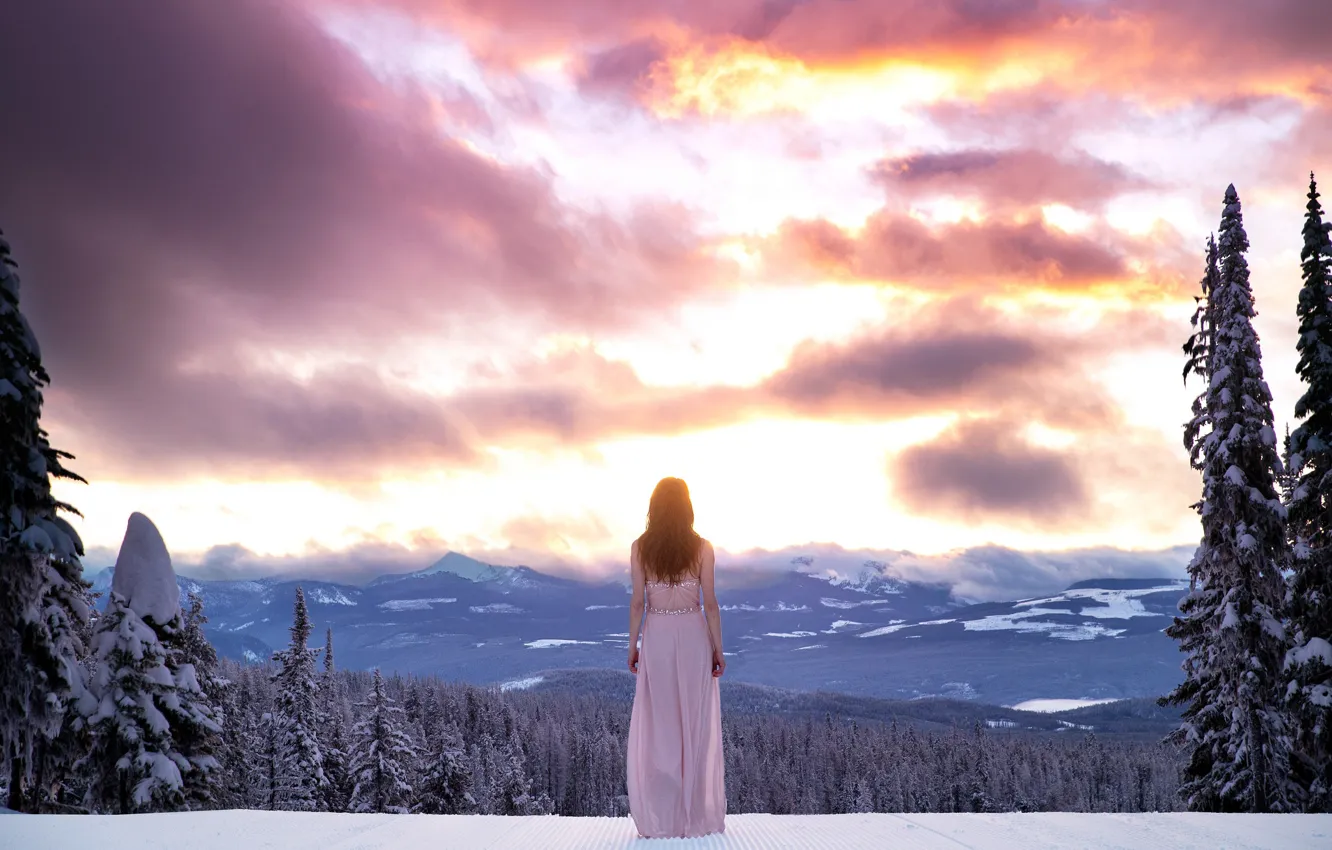 Фото обои небо, девушка, облака, снег, пейзаж, горы, платье, Lichon