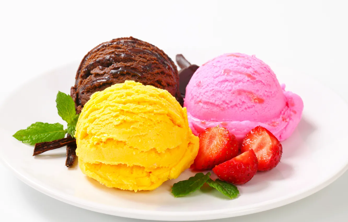 Фото обои шарики, ягоды, клубника, тарелка, мороженое, сладости, десерт, сладкое