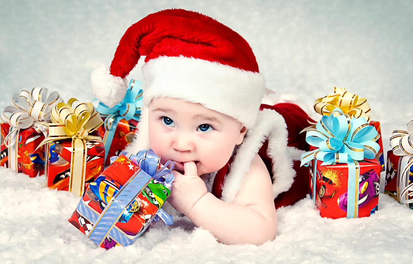 Фото обои праздник, костюм, подарки, ребёнок, колпак, коробки, голубоглазый