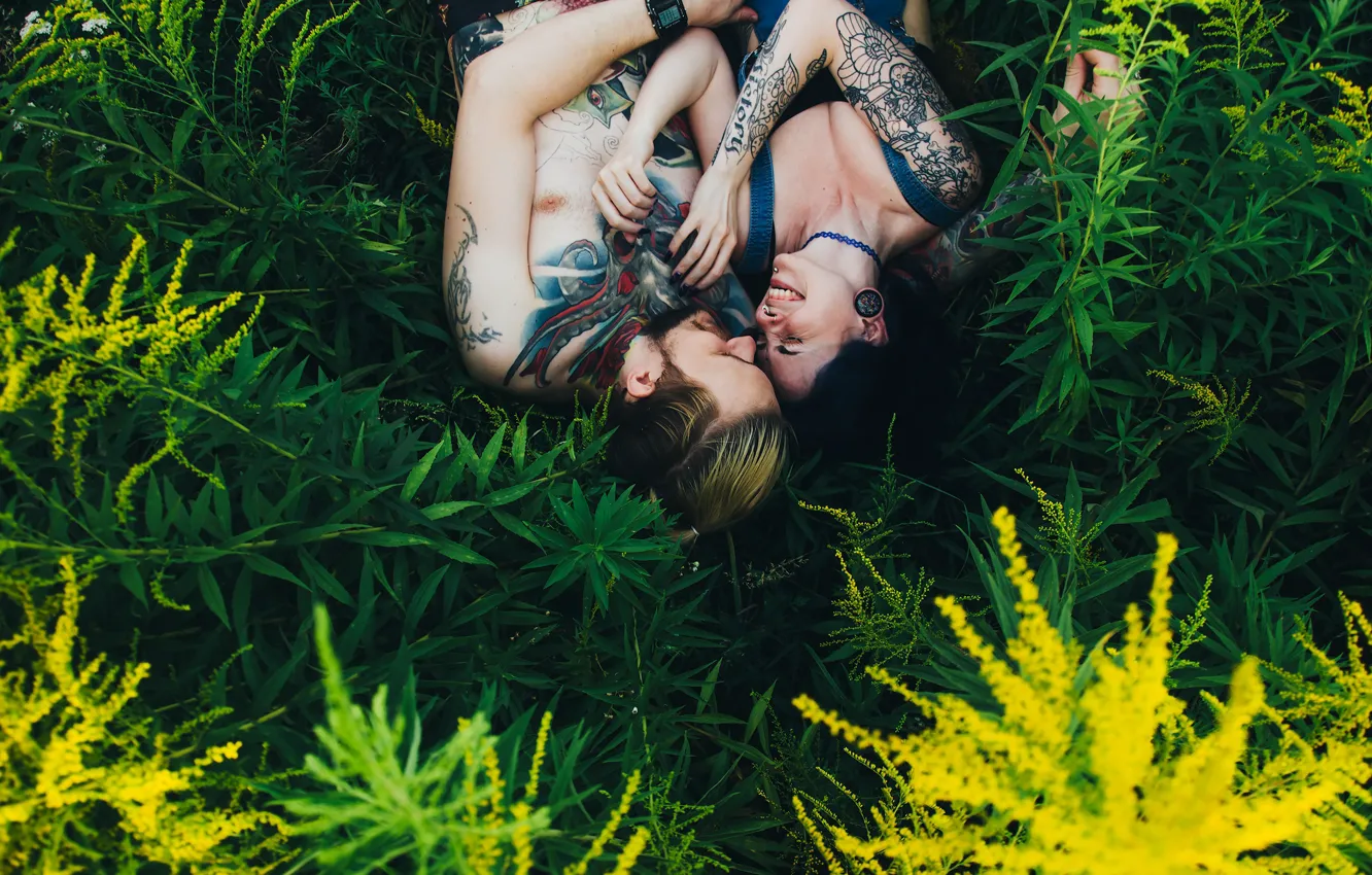 Фото обои зелень, любовь, настроение, смех, тату, пара, love, татуировки