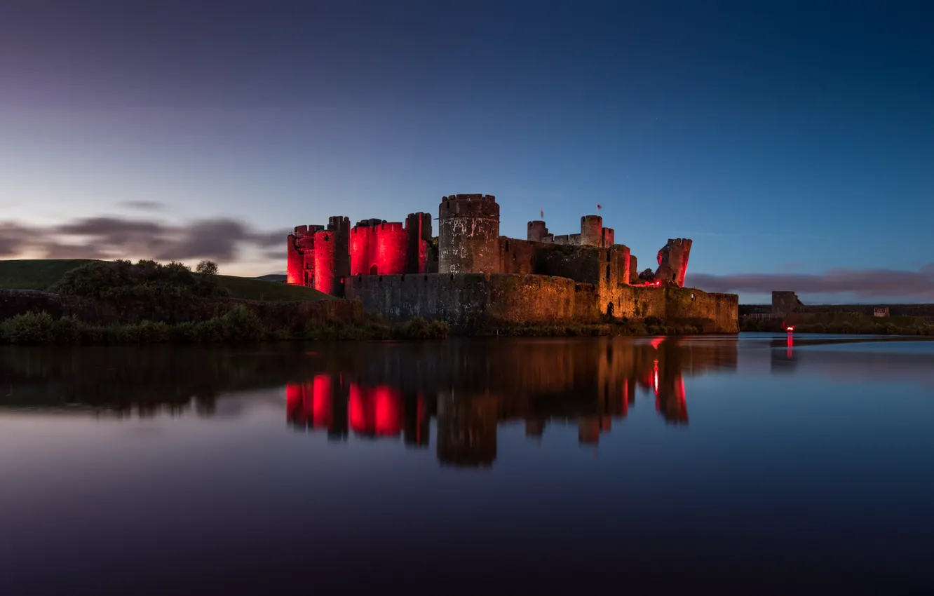 Фото обои замок, вечер, крепость, Wales, United Kingdom, Caerphilly Castle, Built in the 13th Century, at dusk