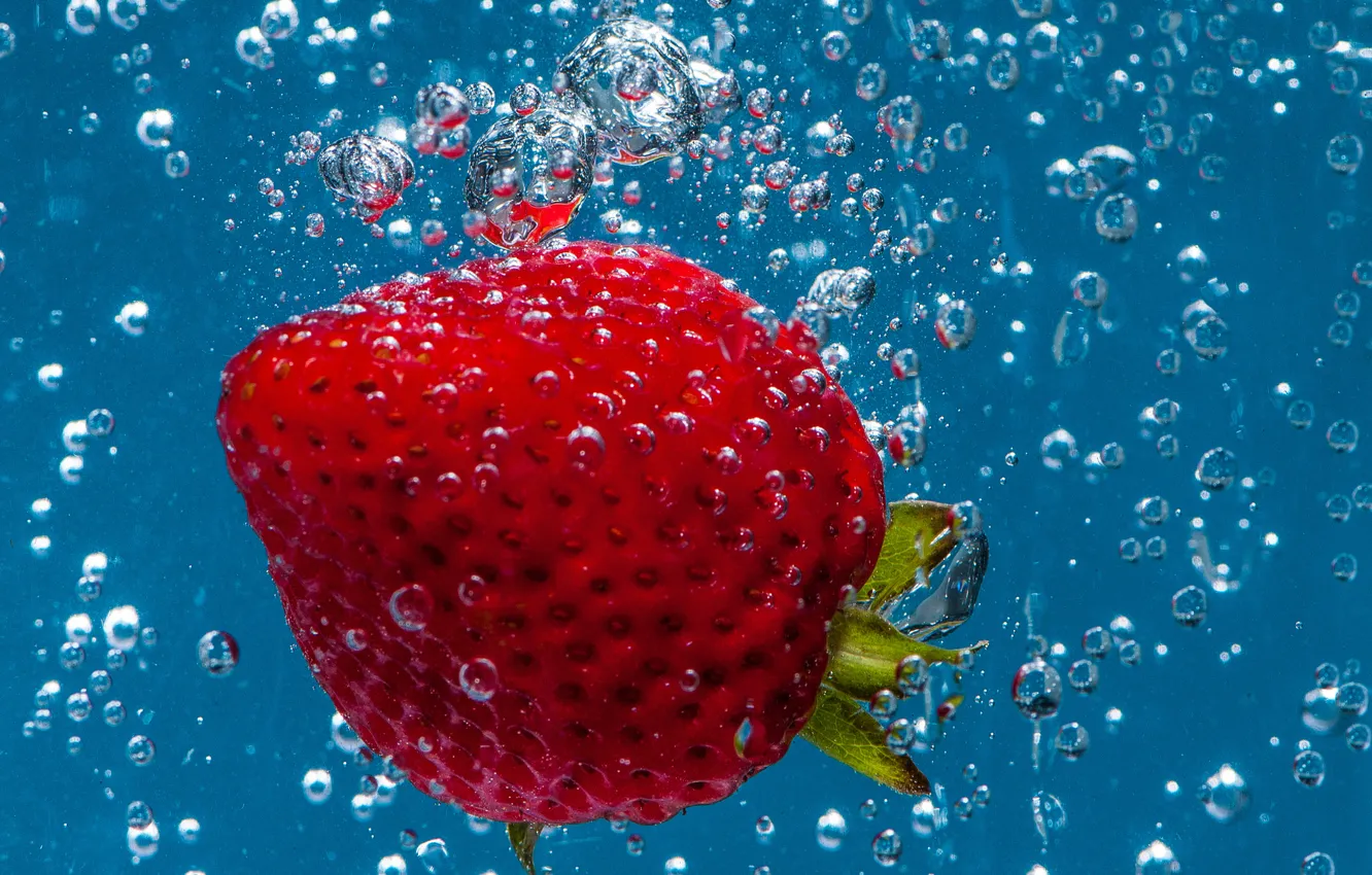Фото обои пузырьки, жидкость, клубника, ягода