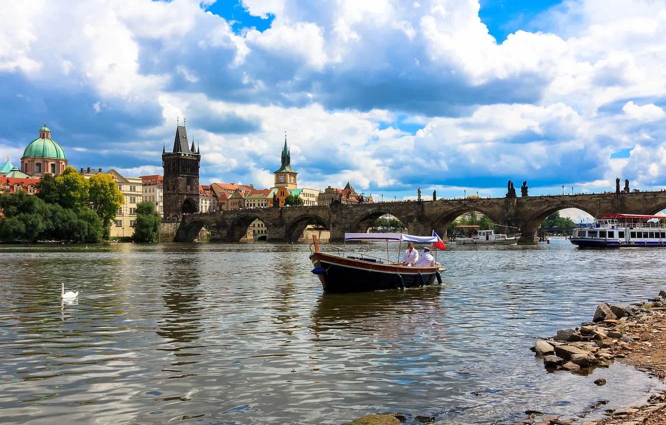 Фото обои небо, облака, лодка, корабль, дома, Прага, Чехия, лебедь