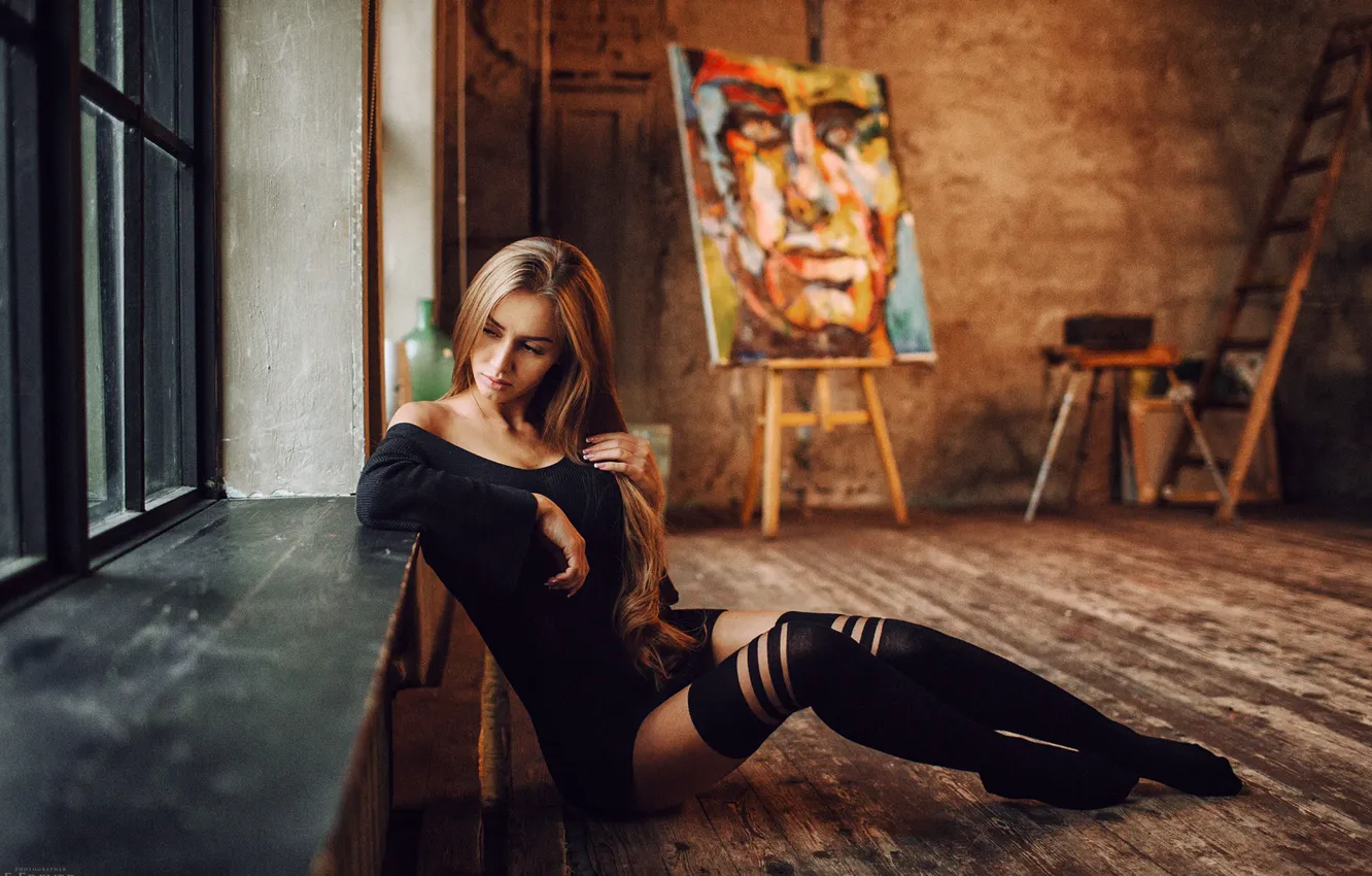 Фото обои девушка, поза, чулки, фигура, окно, ножки, Валя, Evgeny Freyer