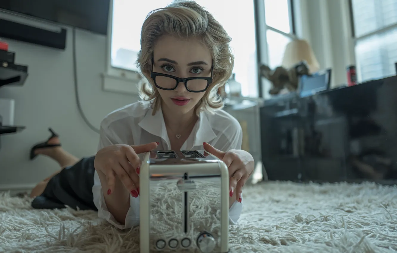 Фото обои актриса, очки, блондинка, кухня, белая блузка, лежа на ковре, Caylee Cowan, Кэйли Кауэн
