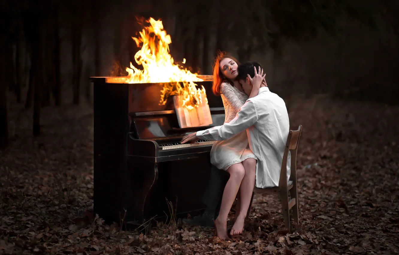 Фото обои лес, девушка, настроение, огонь, листва, ситуация, парень, фортепиано