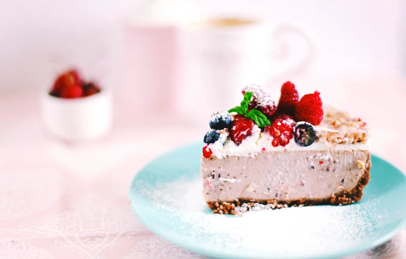 Фото обои ягоды, крем, десерт, сладкое, сахарная пудра, кусочек торта