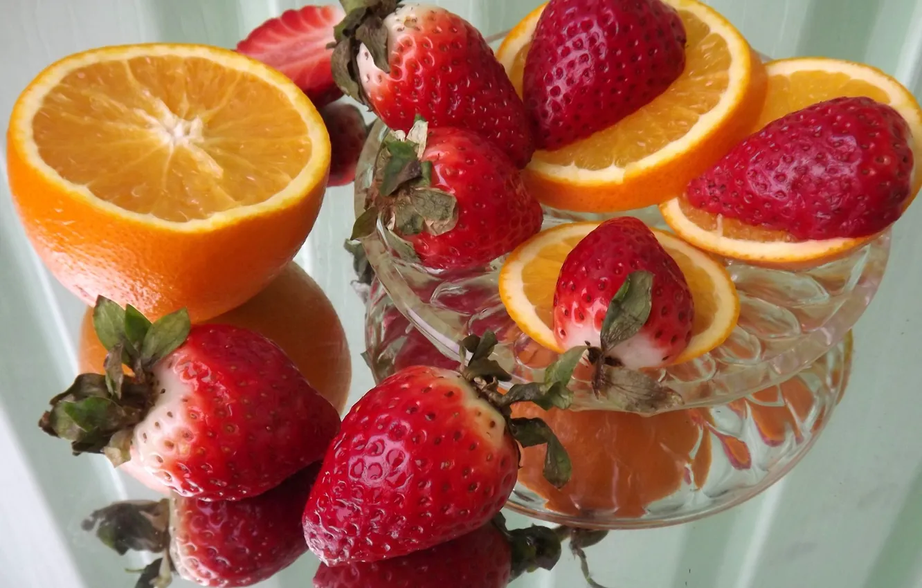 Фото обои ягоды, клубника, дольки апельсина