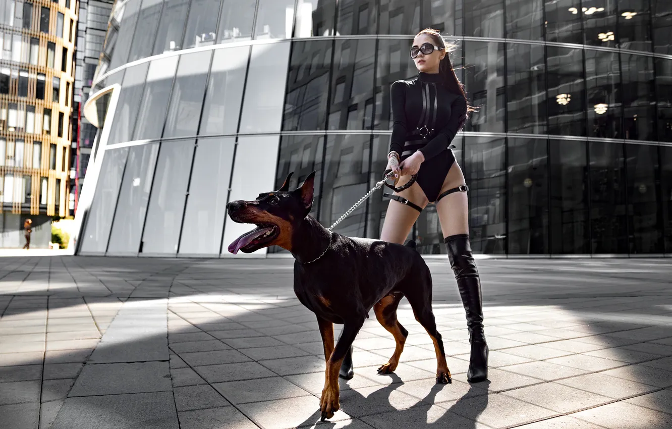 Фото обои девушка, поза, собака, сапоги, фигура, очки, доберман, Юрий Семёнов