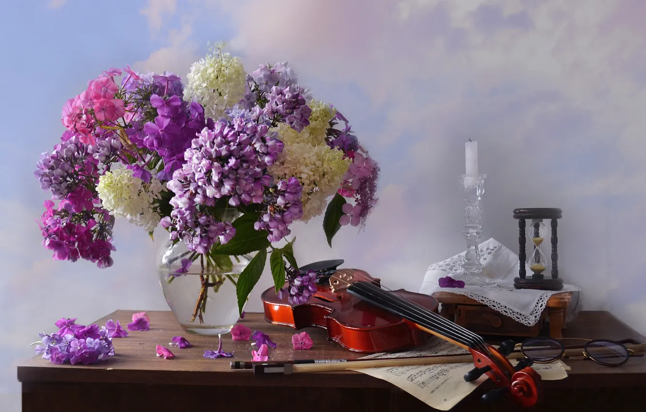 Фото обои цветы, стол, скрипка, свеча, букет, лепестки, очки, ваза