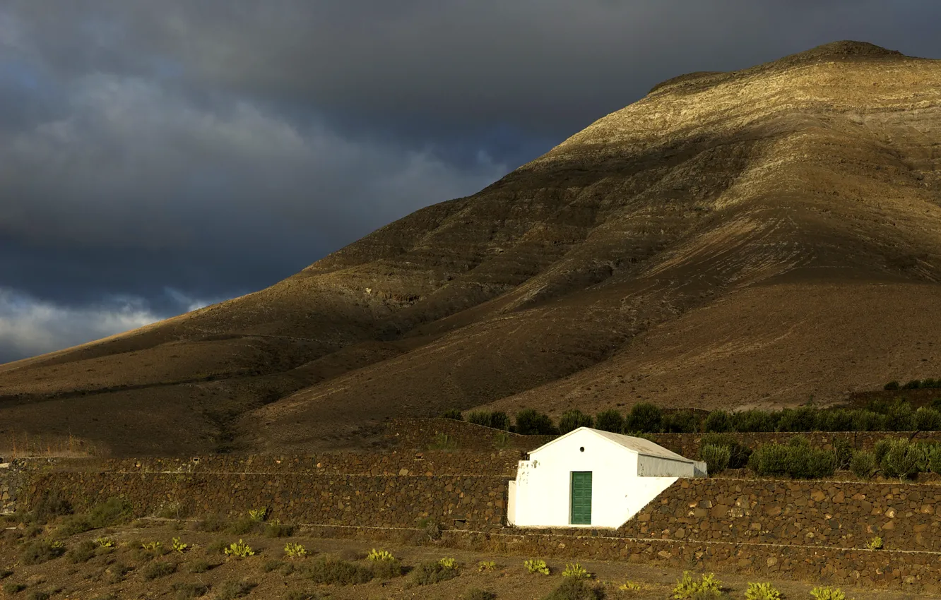 Фото обои Dark, House, Clouds, Sunset, White, Mountains