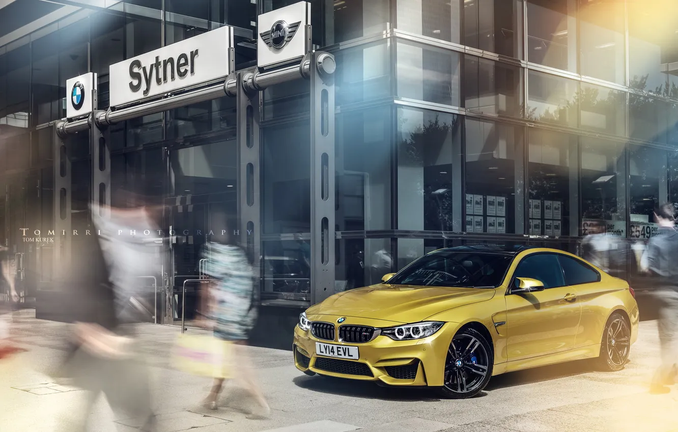 Фото обои бмв, BMW, жёлтая, yellow, Coupe, пешеходы, F82, Tomirri photography