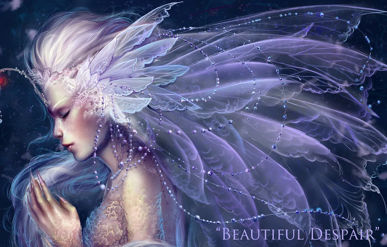 Фото обои девушка, камни, крылья, перья, когти, бусы, бусины