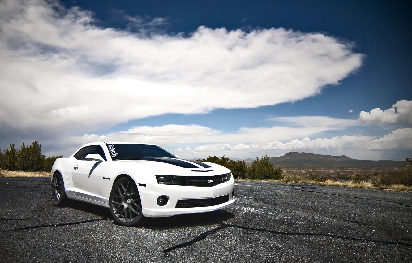 Фото обои белый, облака, горы, white, шевроле, chevrolet, camaro ss, камаро