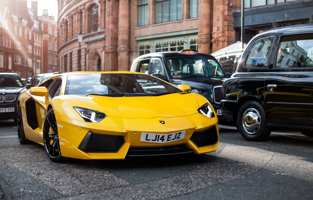 Фото обои Лондон, Город, Lamborghini, Жёлтый, 2011, Суперкар, Ламборгини, Aventador