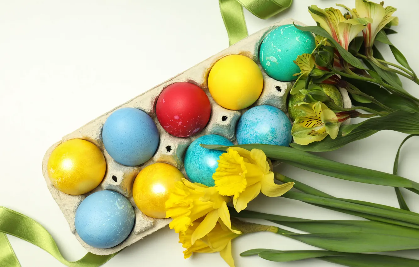 Фото обои цветы, яйца, Пасха, нарциссы, крашенки, альстромерия