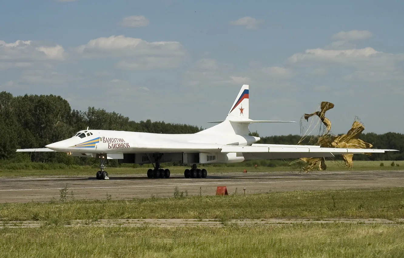 Фото обои стратегический, Ту-160, сверхзвуковой, бомбардировщик-ракетоносец, «Белый лебедь», аэродром парашют