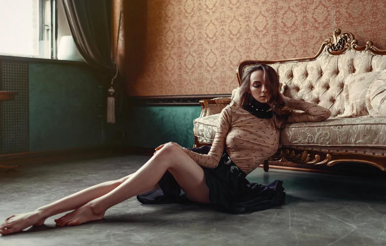 Фото обои юбка, блузка, ножки, софа, Margo Amp, Дмитрий Бугаенко