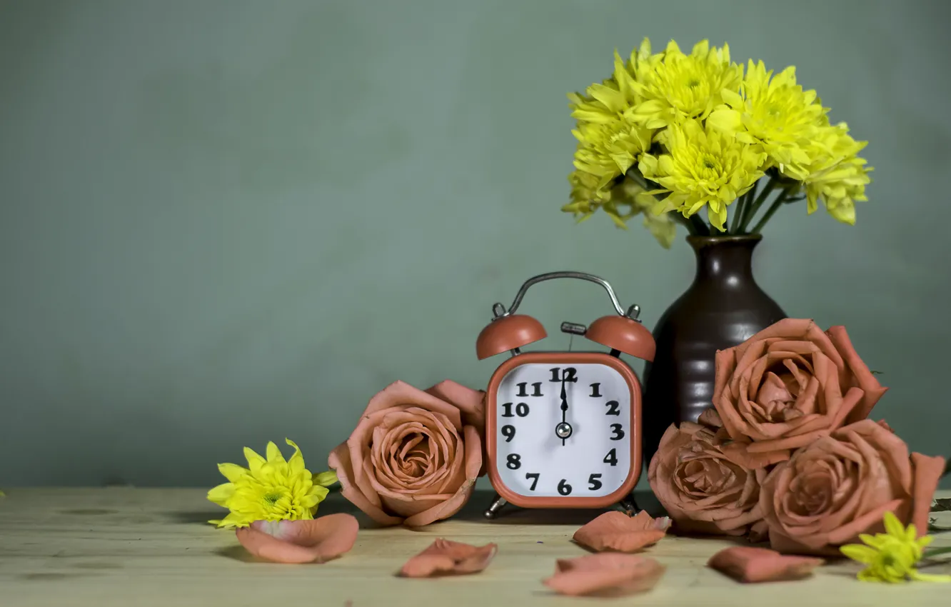 Фото обои цветы, розы, будильник, ваза, хризантемы
