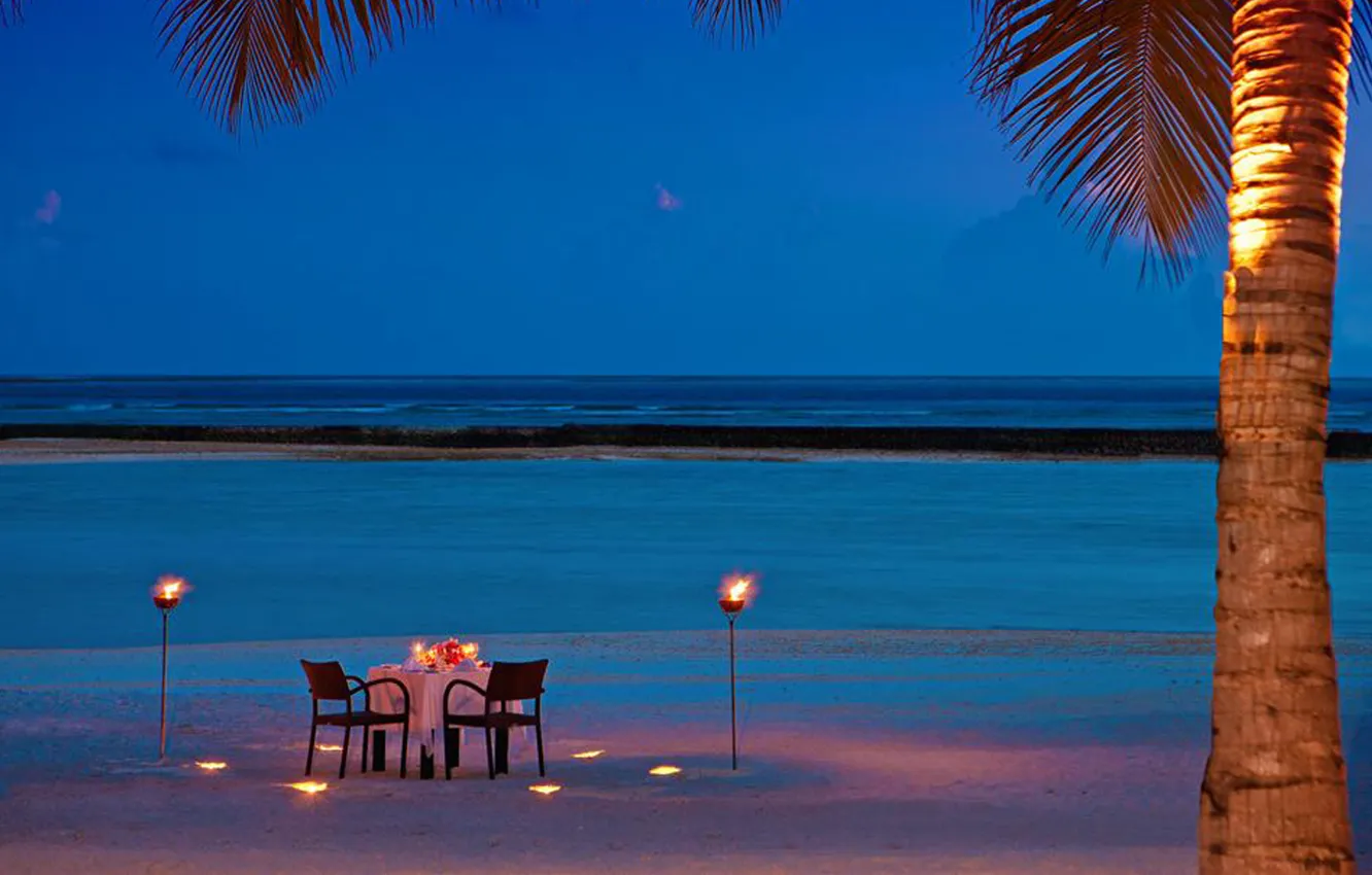 Фото обои пляж, океан, романтика, вечер, факелы, ужин