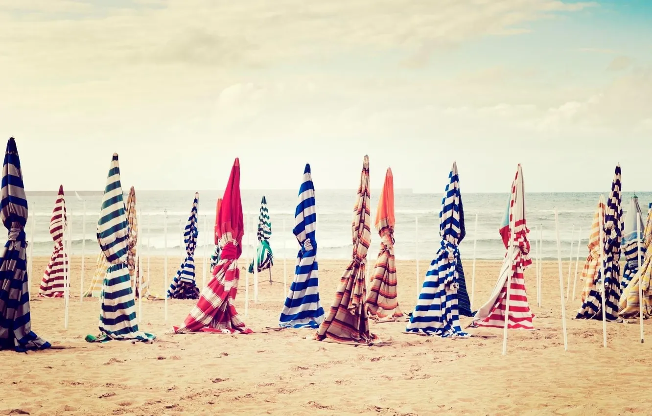 Фото обои песок, пляж, небо, зонты, Разное