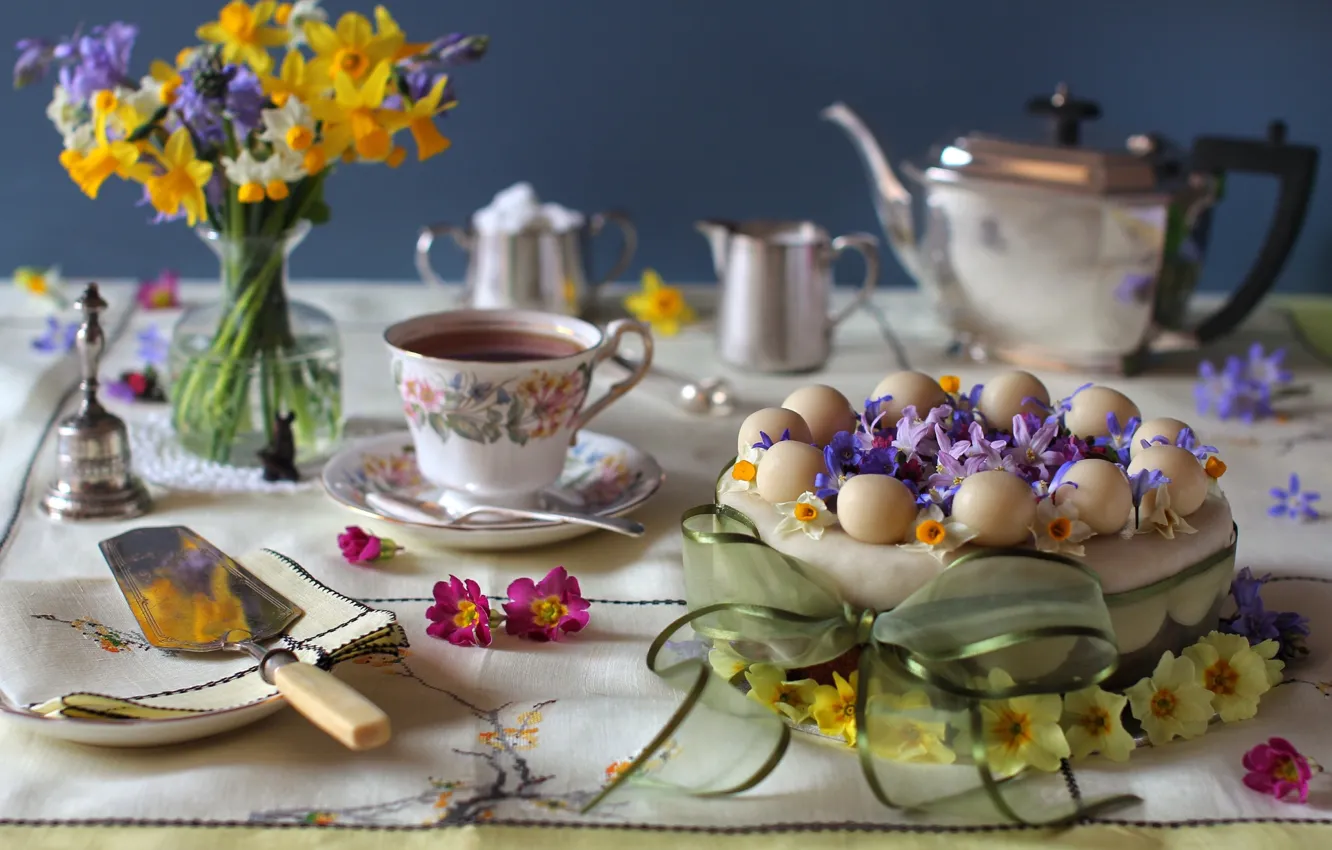 Фото обои цветы, чай, букет, торт, бант, нарцисс, гиацинт, примула