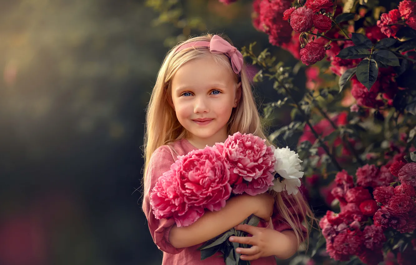 Фото обои лето, цветы, природа, куст, розы, букет, девочка, ребёнок